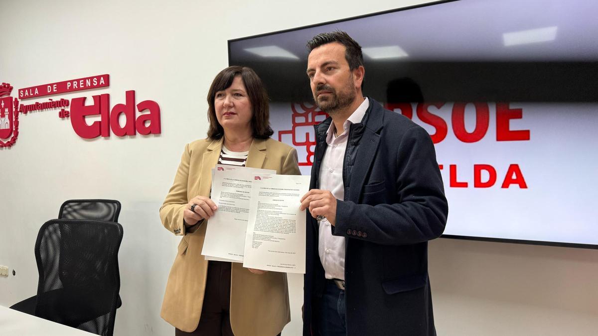 La diputada autonómica Charo Navalón (PSOE) y el edil socialista Fernando Gómez.