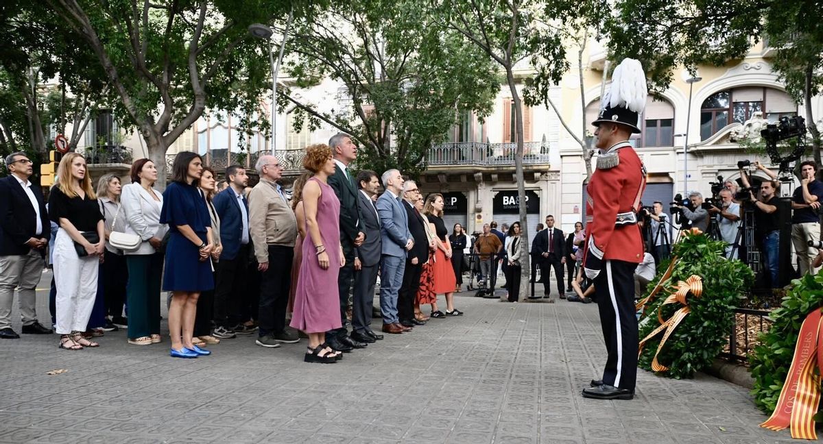 Diada de Catalunya: Ofrenda floral en el monumento a Rafael Casanova