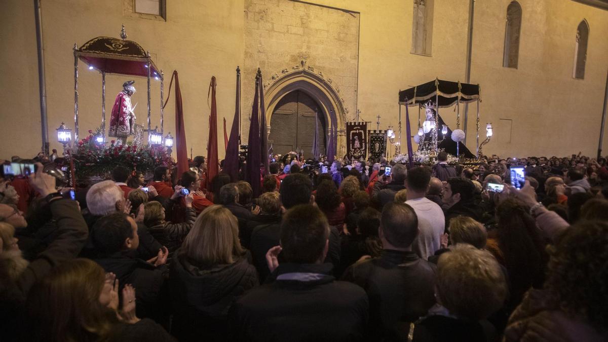 Acto del Encuentro, conocido como "Les Cortesies", durante la Semana Santa de Xàtiva