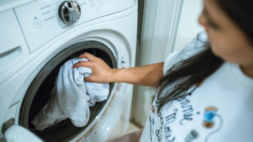 Cómo secar la ropa húmeda en invierno: el truco de la lavadora cuando hace frío