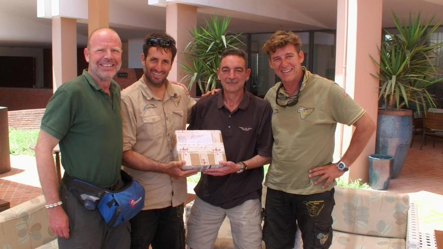 Pablo Benthem (izqda.) junto a los amigos con los que recorrió en autogiro la distancia entre Córdoba y Johannesburgo.