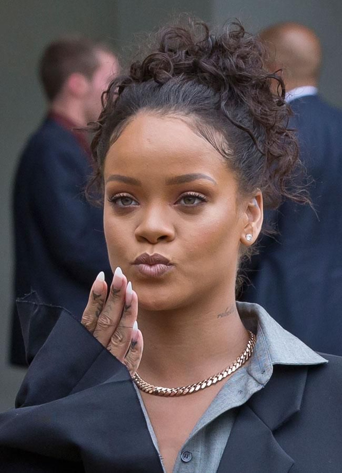 El look de Rihanna con traje de chaqueta en el Elíseo francés