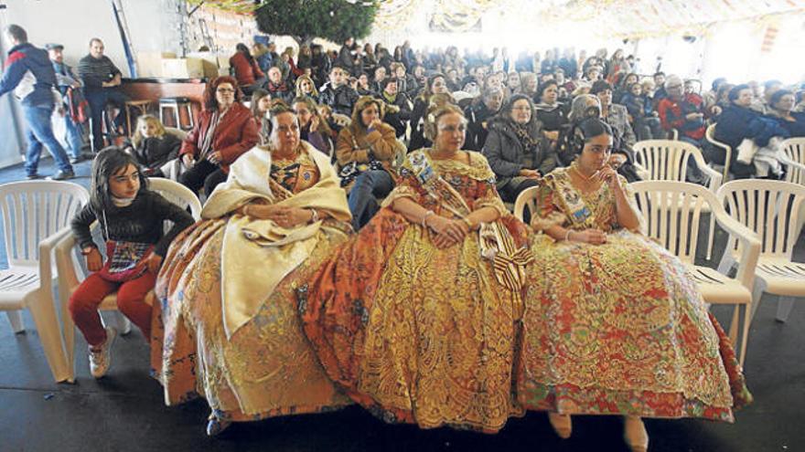 Tres mujeres vestidas con trajes regionales, en el acto de degustación de productos valencianos en la carpa del Passeig de ses Fonts.