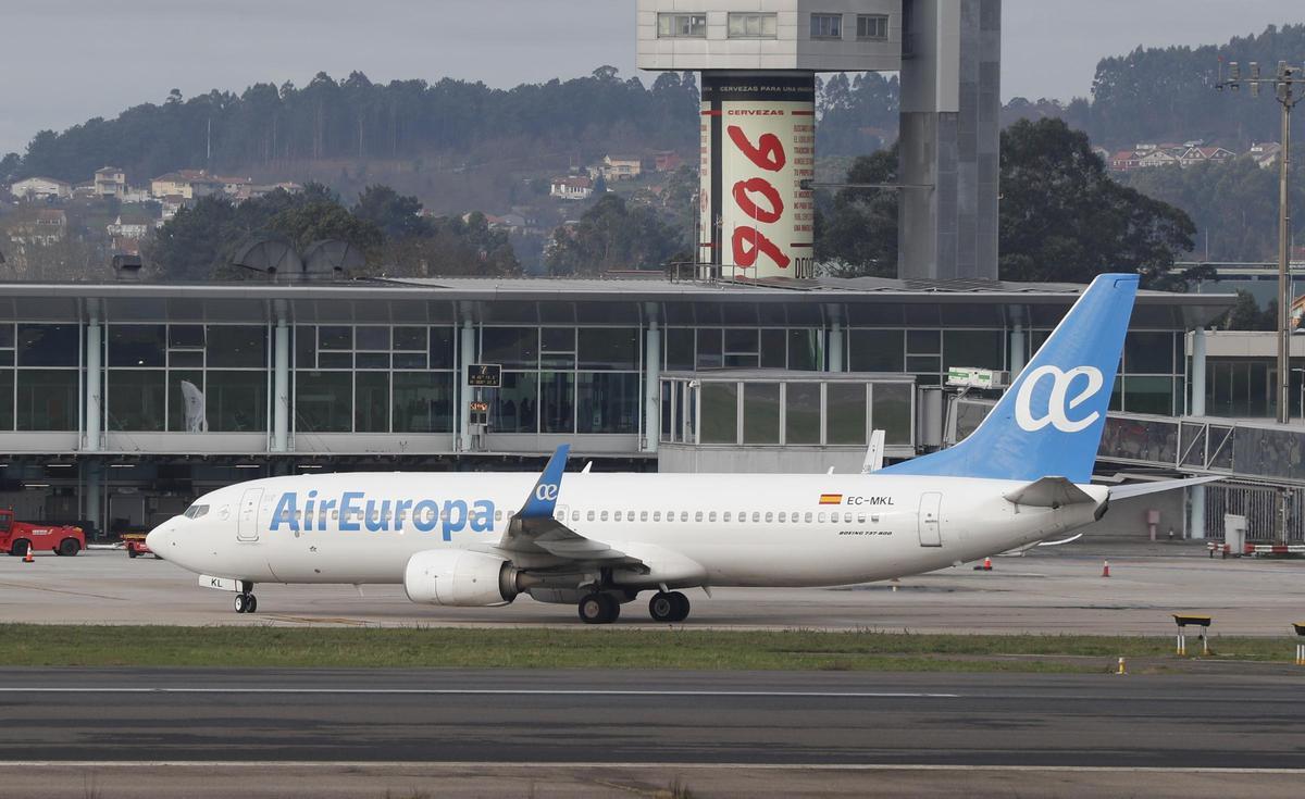 Un Boeing 737-800 de Air Europa en el aeropuerto de Peinador en una imagen de archivo