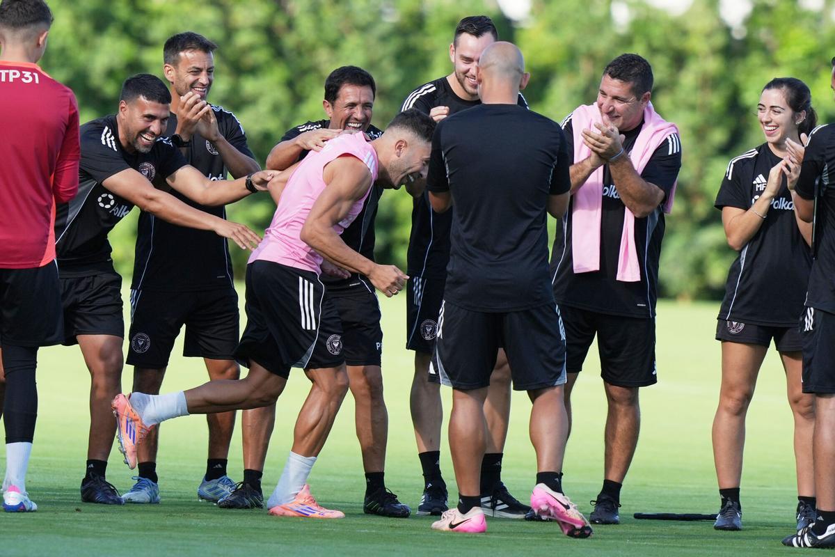 Jordi Alba, en el centro, pasa por el túnel de collejas, en el último entrenamiento del Inter Miami previo a la final.