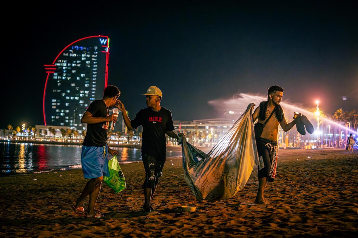 Refugio nocturno: Barcelona se refresca y descansa en sus playas durante las noches calurosas