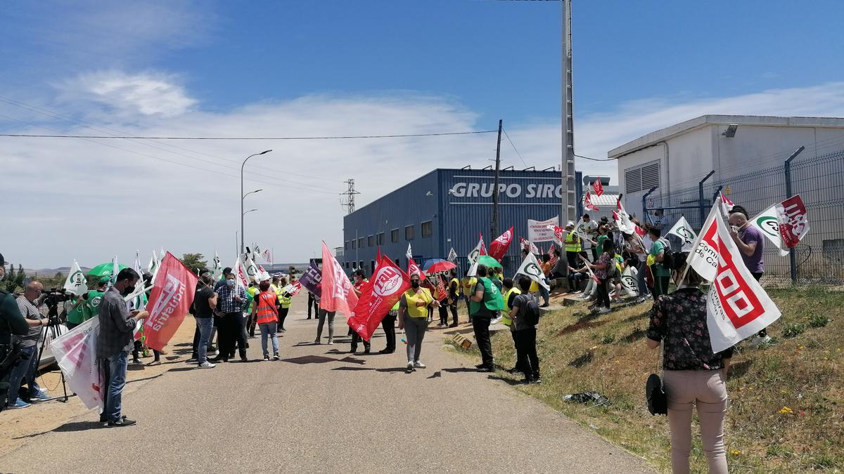 Trabajadores y representantes sindicales en un paro celebrado en las puertas de la fábrica