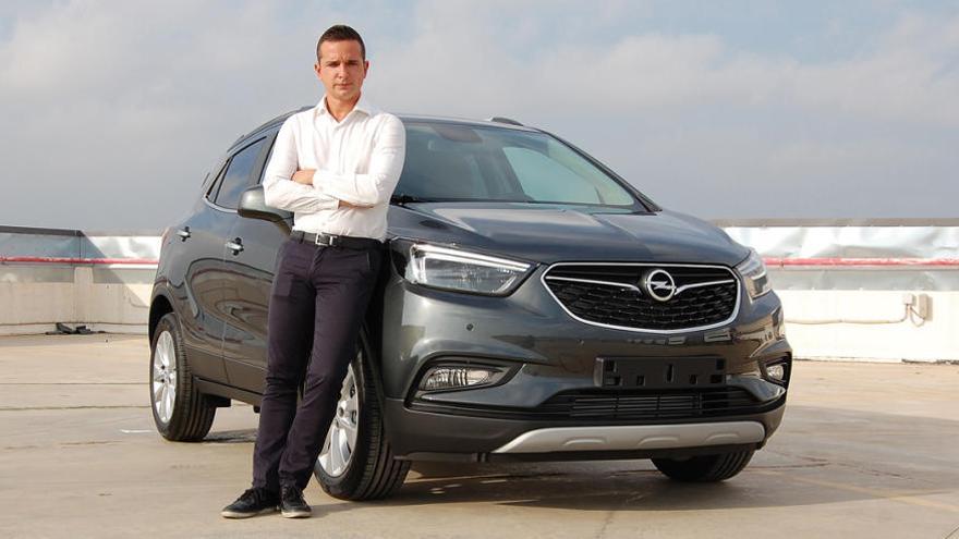 Javier Palma, junto al nuevo Opel Mokka X