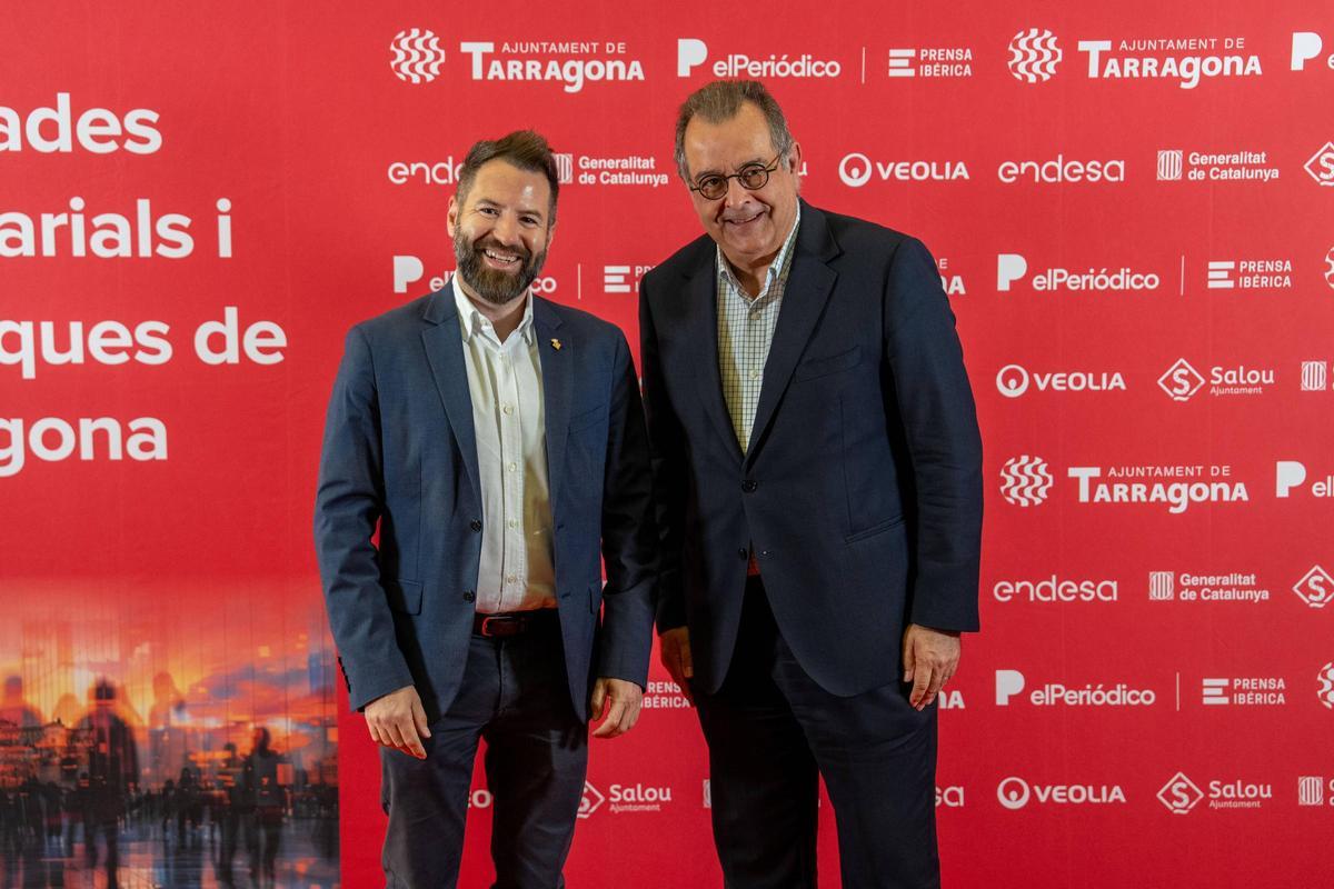 Miquel Àngel Ribes i Jornet, alcalde de Ascó, con Albert Sáez, director de EL PERIÓDICO