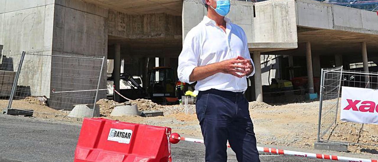 El alcalde grovense, José Cacabelos, ante el Auditorio Municipal.