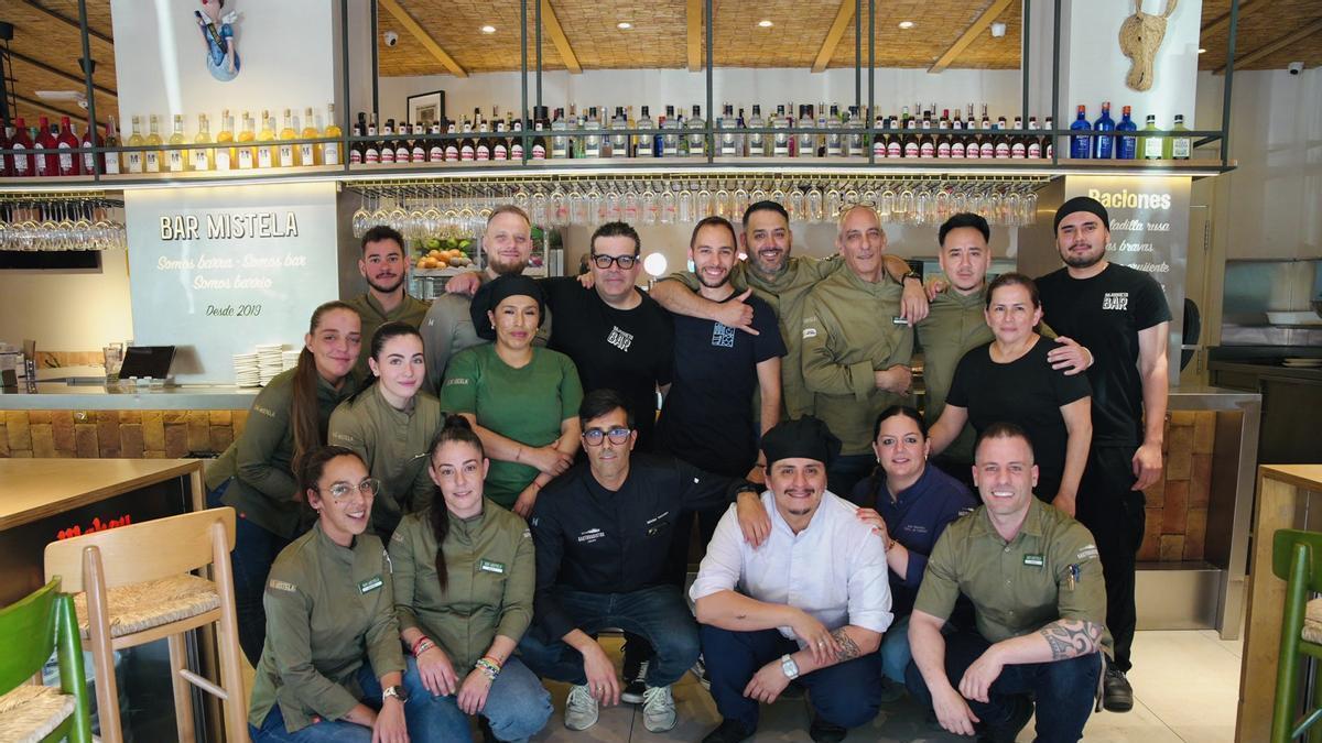 Equipo del Bar Mistela en su séptimo aniversario.