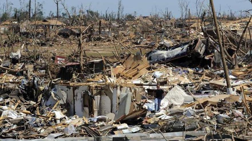 Los tornados dejan más de 300 muertos en EEUU, que sigue buscando cadáveres