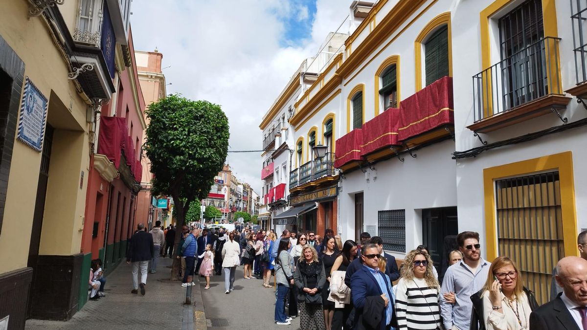 Cientos de personas hacen cola en la calle Pureza para entrar en la capilla de los Marineros y ver al Cristo de las Tres Caídas y a Nuestra Señora de la Esperanza. La hilera de fieles llega hasta la plaza del Altozano y gira por la calle Fabie.