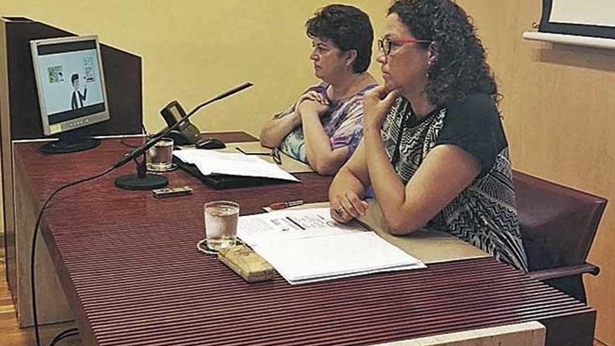 Maria Antònia Truyols y Catalina Cladera, responsables de la ATIB y de la conselleria de Hacienda.