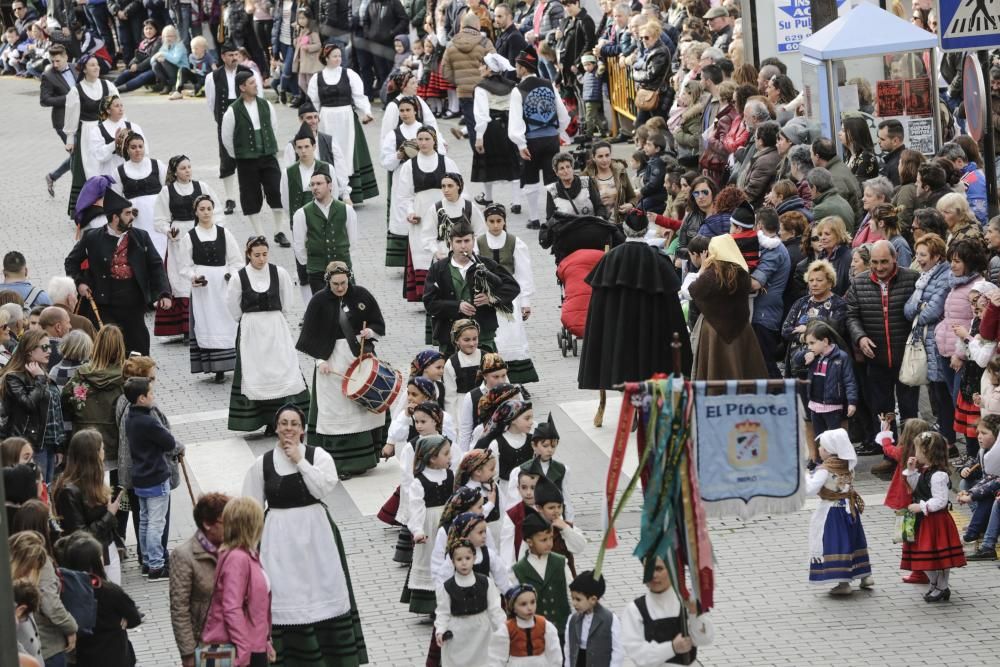 Desfile en Pola de Siero para celebrar los Güevos Pintos