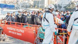 Rescate cerca de Gran Canaria de 64 ocupantes de una patera.