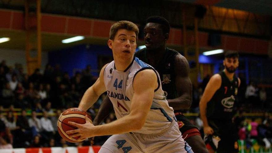 Brett Ervin, con el balón.