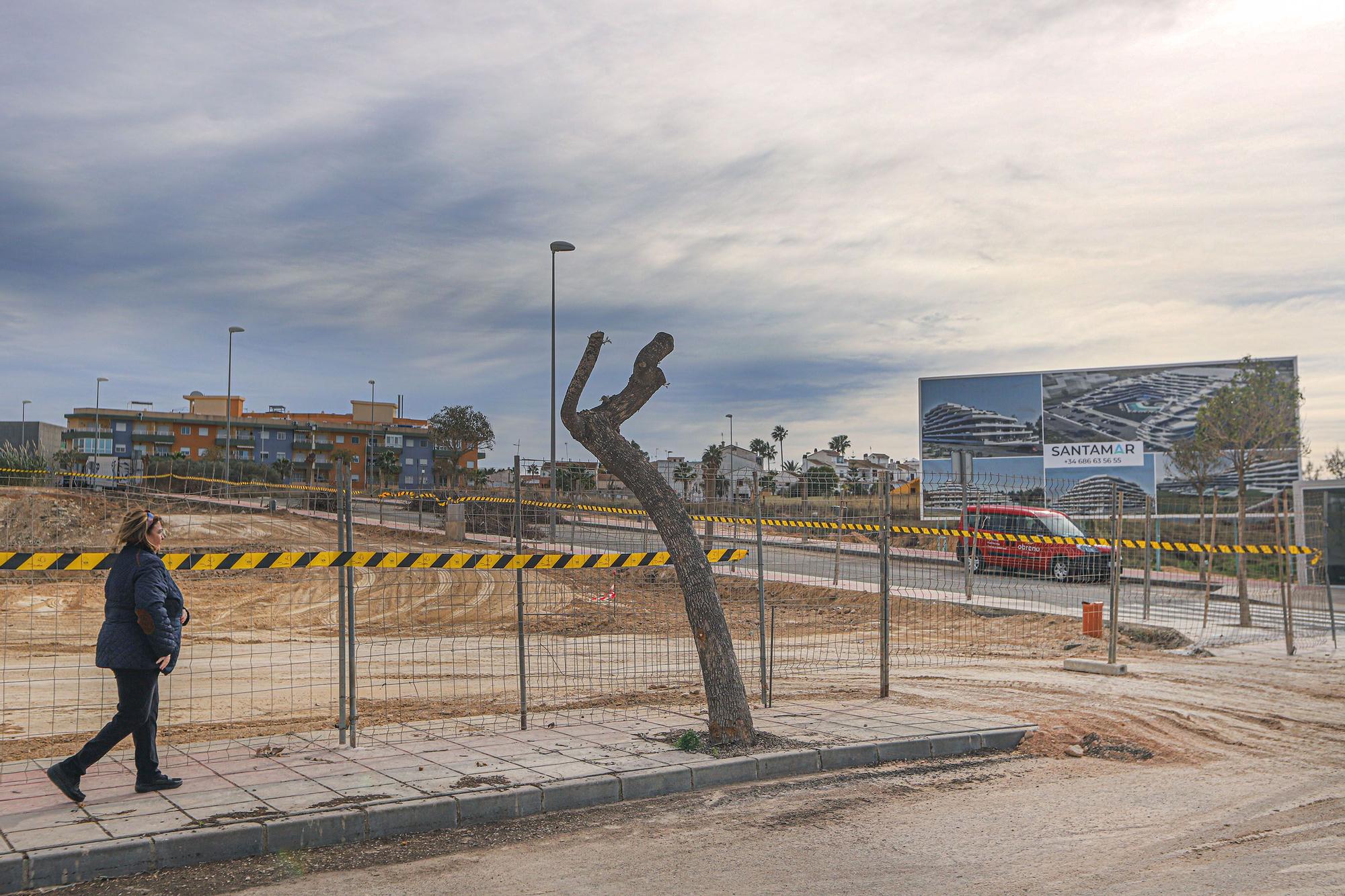 Trabajos de limpieza en la urbanización de Los Invernaderos en San Miguel de Salinas