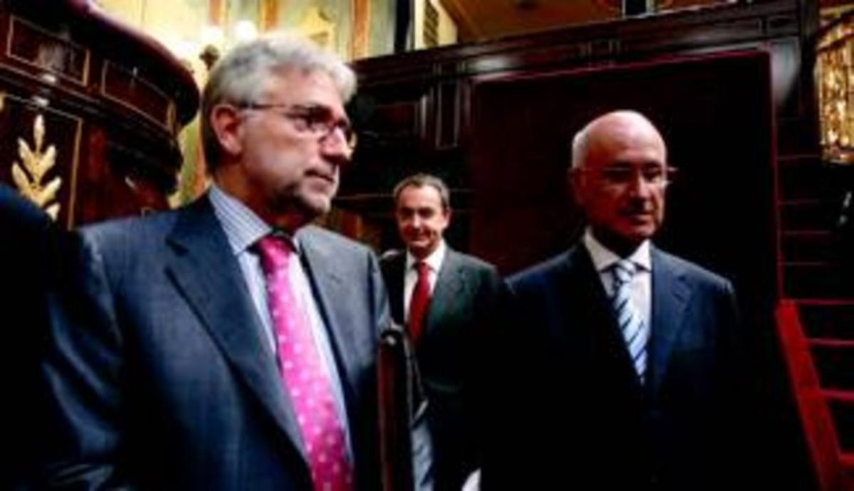 Zapatero, al Congrés, darrere de Duran Lleida (dreta) i el també diputat de CiU Josep Sánchez Llibre. Zapatero, al Congrés, darrere de Duran Lleida (dreta) i el també diputat de CiU Josep Sánchez Llibre.