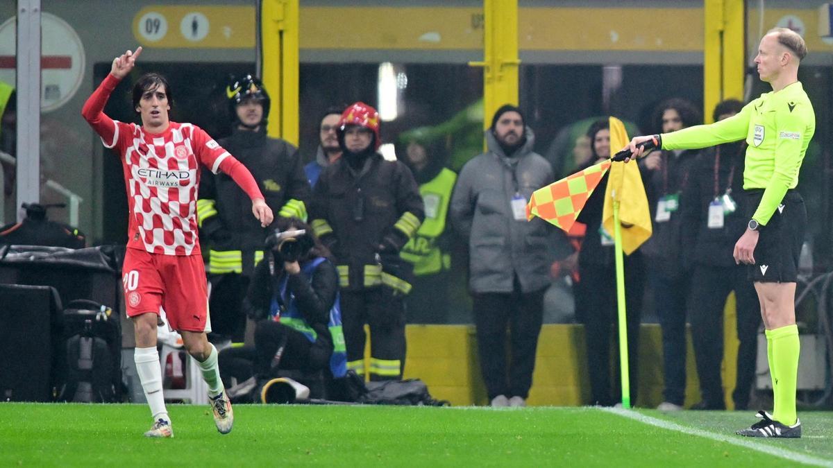 Bryan Gil protesta al asistente que anuló su gol en la segunda mitad ante el Milan en San Siro por fuera de juego.