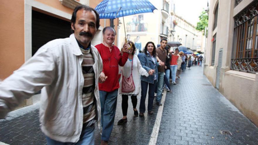 Un grup de veïns del Vendrell, aquest dimarts, fent una cadena humana contra el racisme.