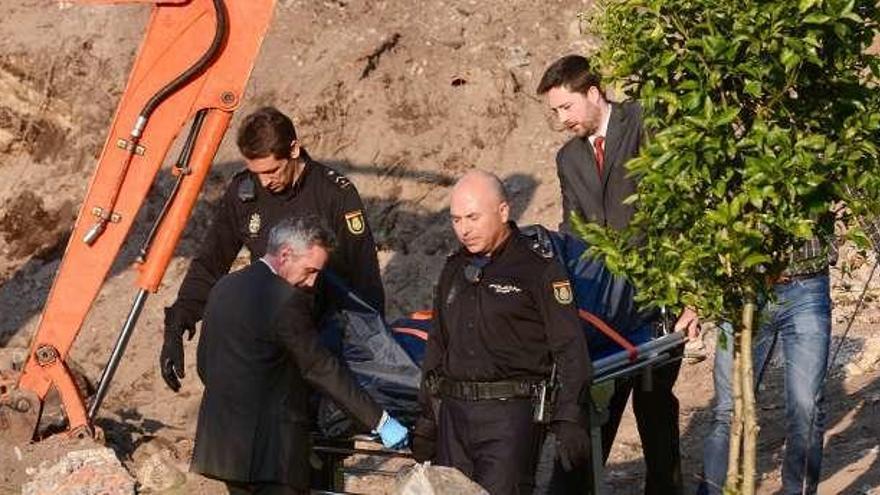 Momento del traslado de la víctima al coche fúnebre. // Rafa Vázquez