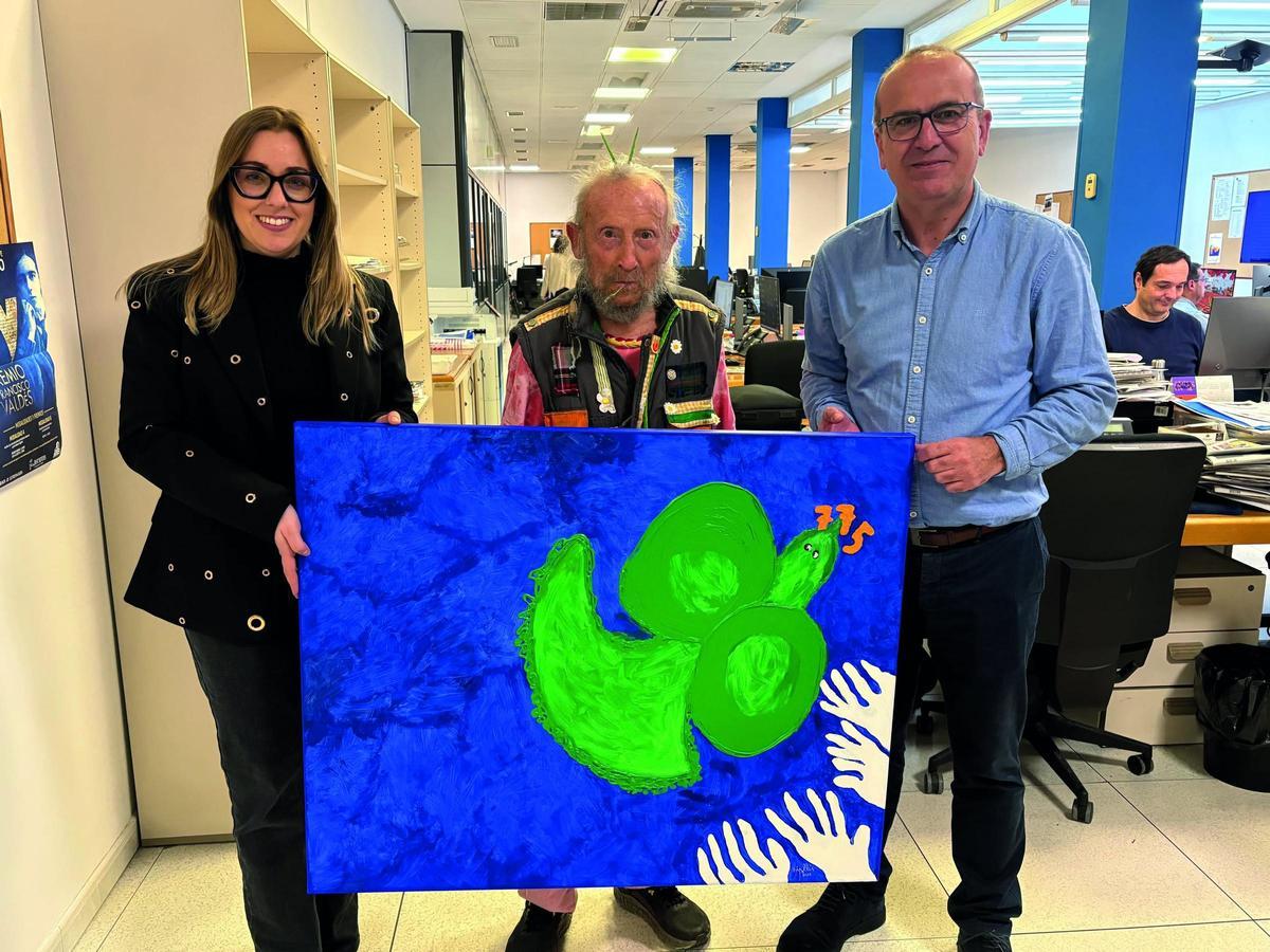 Ripollés, entre el director de 'Mediterráneo', Ángel Báez; y la directora comercial, Cristina pastor, en la entrega de la obra original.