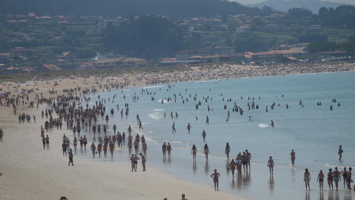 Imagen de la playa de A Lanzada. En verano, el consumo de agua se dispara en O Salnés en gran medida debido al turismo