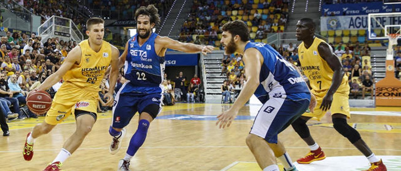 Xavi Rabaseda, ante la mirada de Sitapha Savané, intenta superar la defensa de Jordi Grimau antes de cruzarse con Zoran Vrkic.