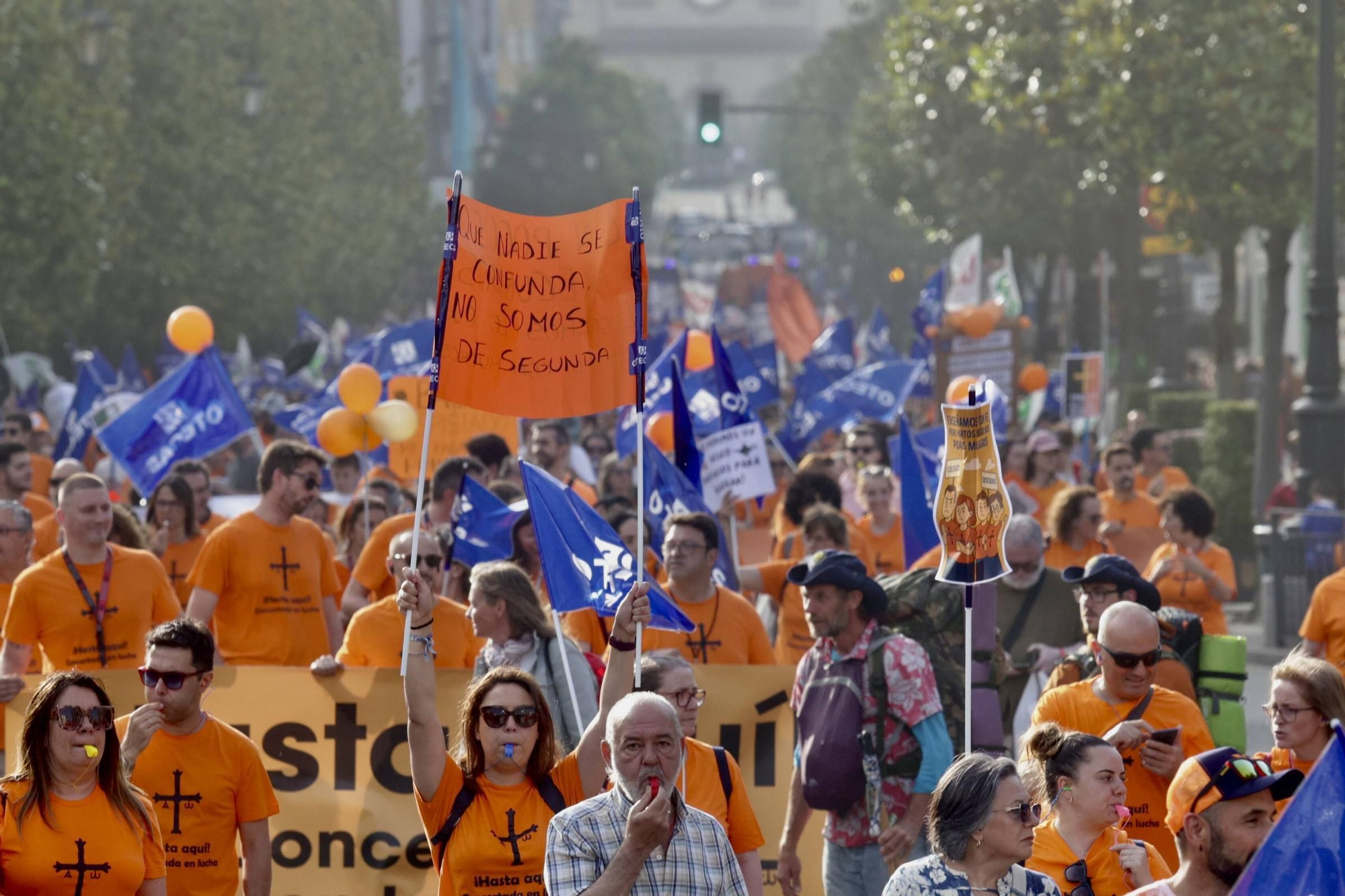 EN IMÁGENES | La marea naranja de profesores inunda Oviedo: manifestación de la escuela concertada