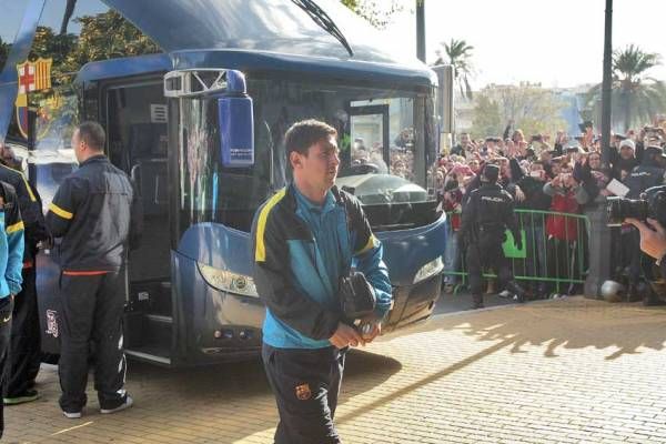 Una multitud recibe al Barça