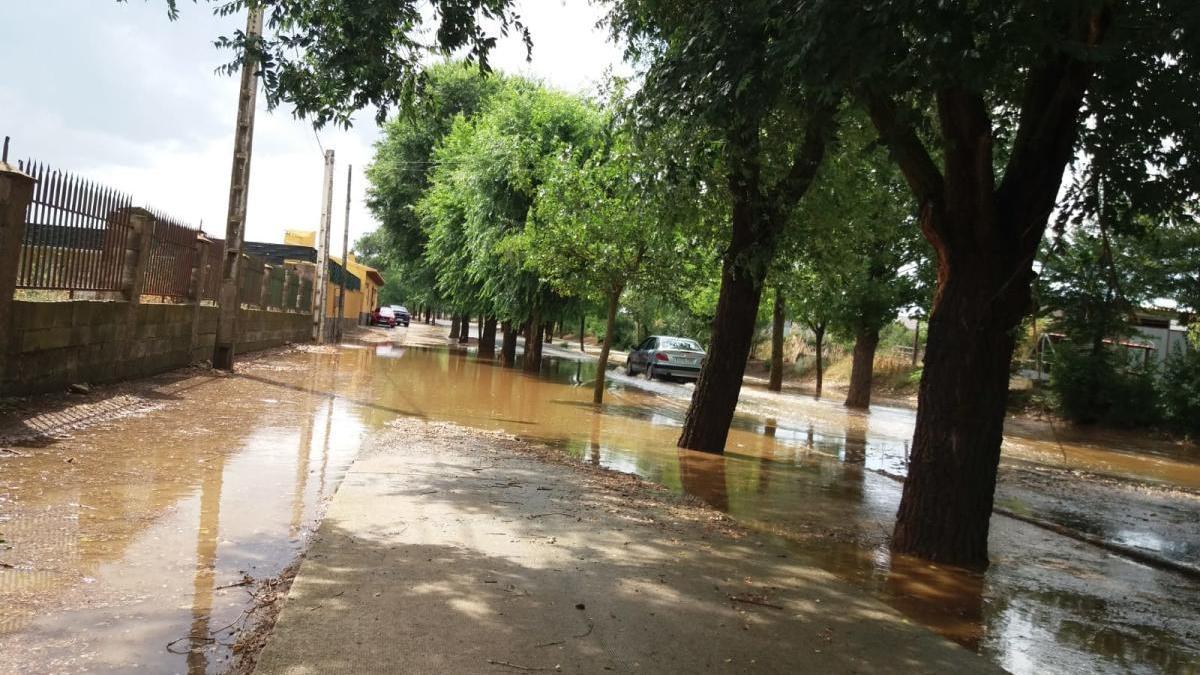 Una de las vías inundadas en Toro.