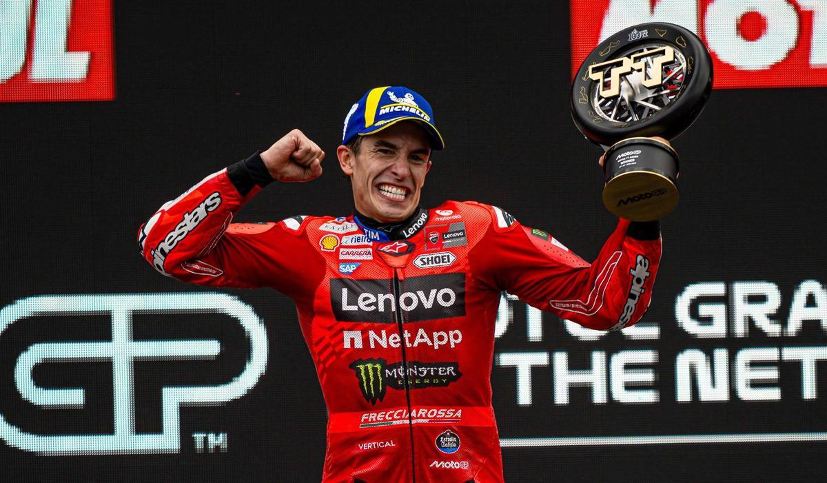 Marc Márquez celebra su triunfo en Assen.