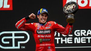 Marc Márquez celebra su triunfo en Assen.