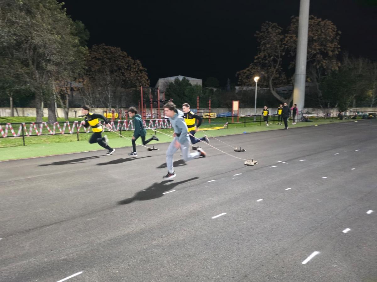 Atletas entrenan en la pista a pesar de no estar en condiciones