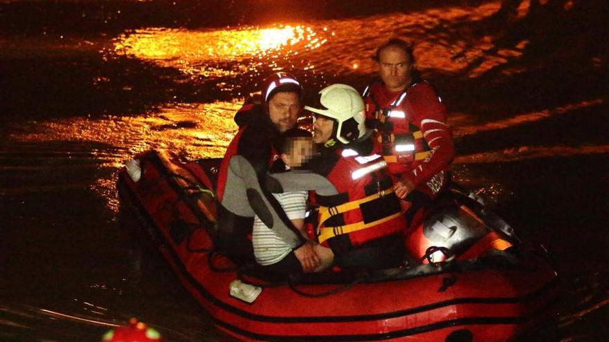 Cuatro menores de edad se tiran al río Guadalquivir cuando huían de la Policía