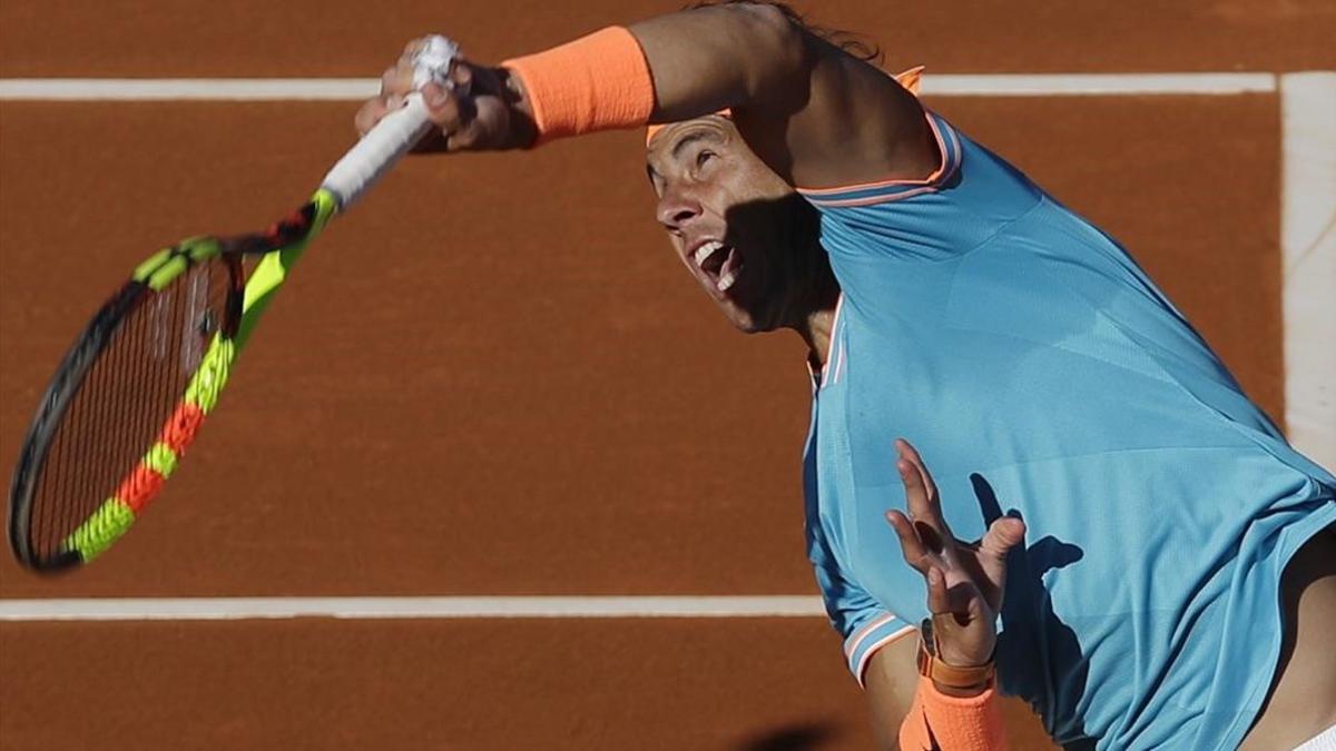 Nadal sirve durante su partido contra Mayer.