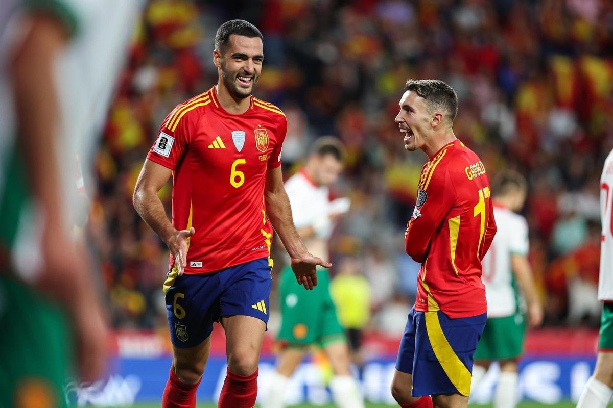 El centrocampista español Mikel Merino celebra un gol con la selección.