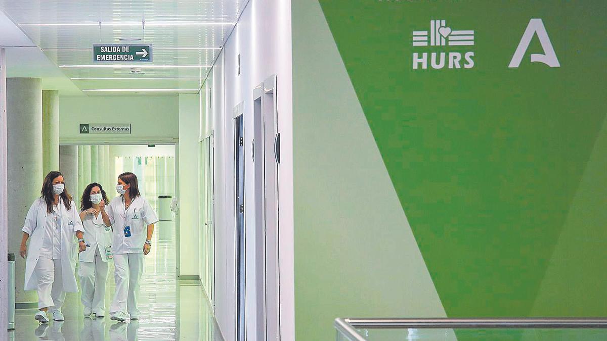 Trabajadores sanitarios en una de las áreas del centro hospitalario palmeño.