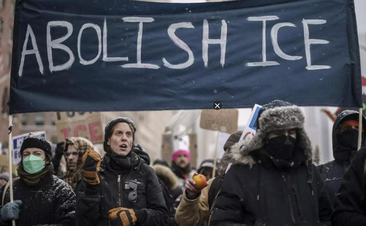 Manifestants sostenen un cartell amb el lema «Abolir l'ICE» durant una marxa al centre de Chicago