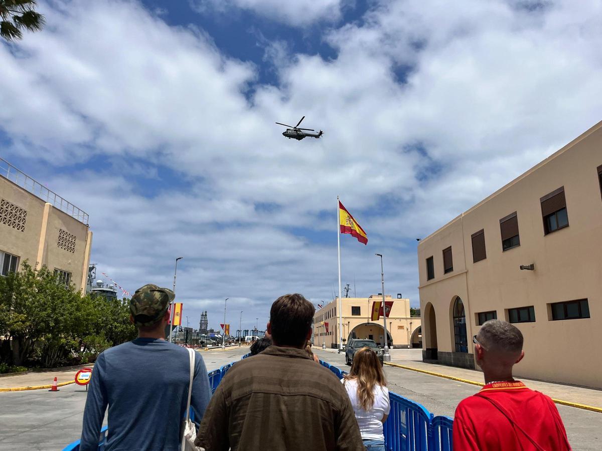 Instante de la apertura a la exhibición a puertas abiertas en la Base Naval de Las Palmas de Gran Canaria.