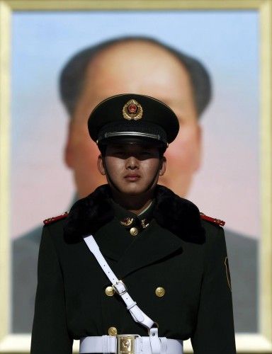 Un agente hace guardia frente al retrato de Mao Zedong en la Plaza de Tiananmen