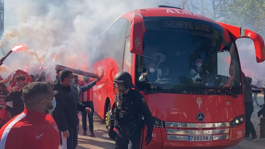 Más de 300 aficionados rojiblancos recibieron al Sporting en los aledaños de El Molinón