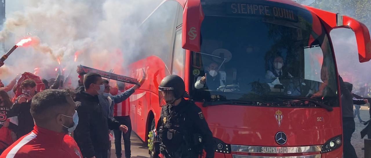 Más de 300 aficionados rojiblancos recibieron al Sporting en los aledaños de El Molinón