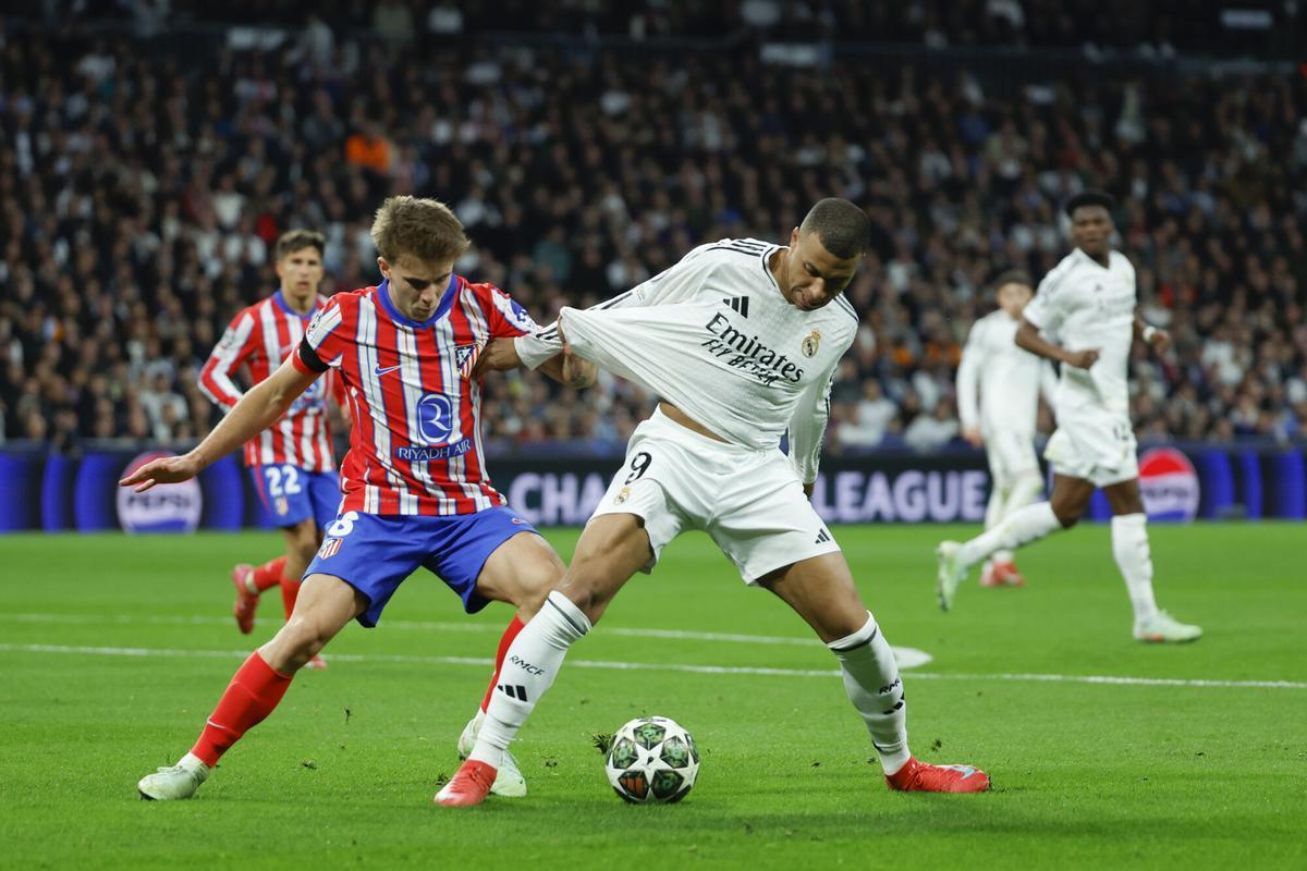 Mbappé disputa un balón con Pablo Barrios
