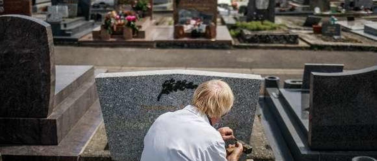 Un marmolista ayer en el cementerio francés de Crepy-en-Valois. // Efe