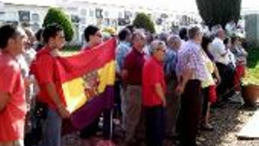 Un centenar de personas recuerdan a los asesinados en la toma de Badajoz