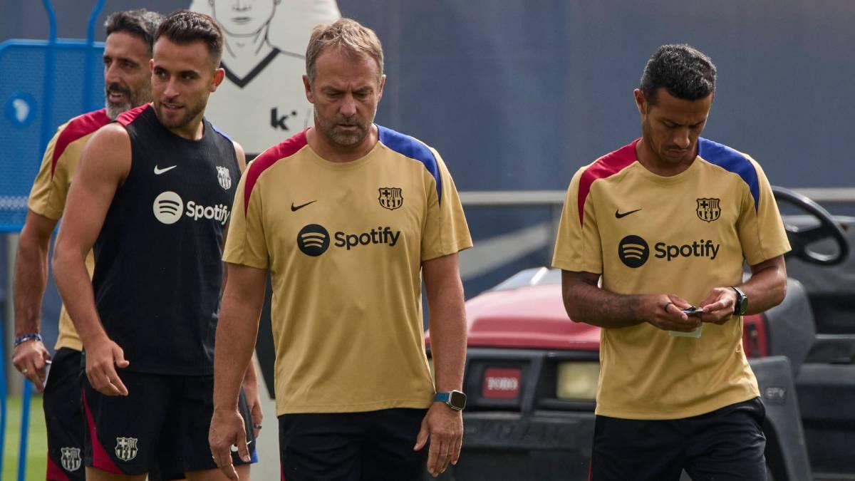 Eric Garcia y Hansi Flick, en un entrenamiento del FC Barcelona