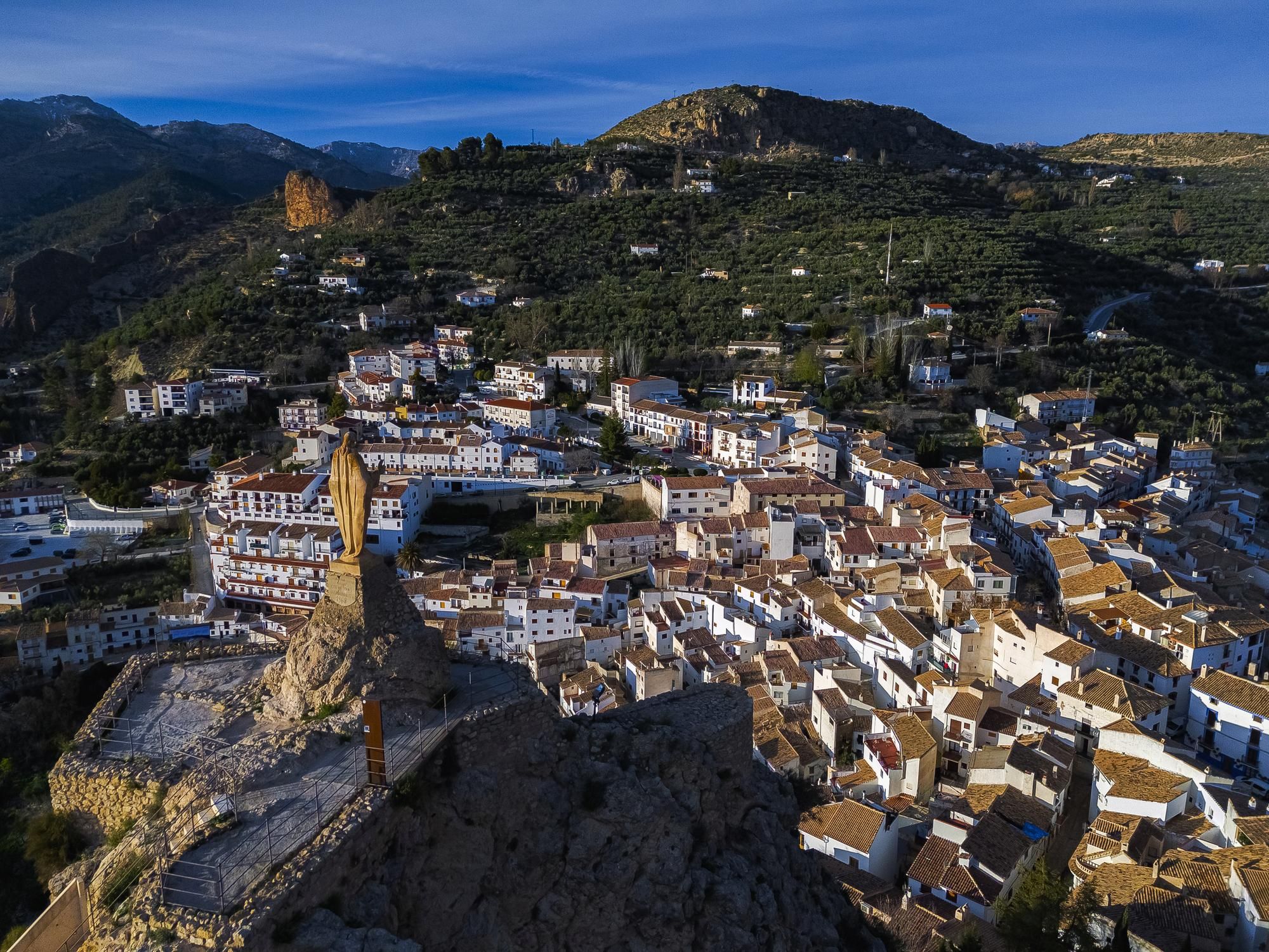 El pueblo de Castril con la ermita en lo alto