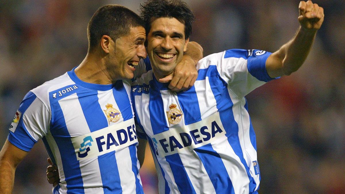 Valerón y Tristán celebran un gol.